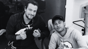 O dentista dos famosos, Rafael Puglisi, com Neymar (Foto: Reprodução)