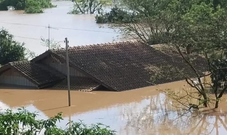 Casa em Taió, SC, ficou quase toda submersa (Foto: Reprodução)