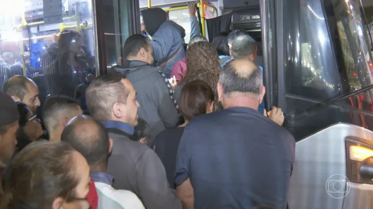 Trens e metrô em greve deixam 4,5 milhões de paulistanos sem transporte — Foto: Jornal Nacional/ Reprodução