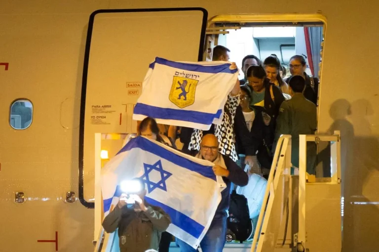 Primeiro grupo a desembarcar em Brasília tem 211 brasileiros vindos de Israel (Foto: Igo Estrela/Metrópoles)