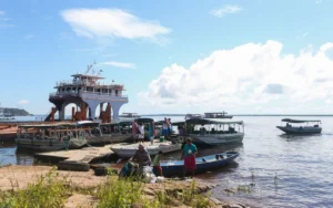 Seca afeta a navegação no Rio Negro e coloca Manaus em estado de emergência (foto: Marcelo Camargo/Agência Brasil)