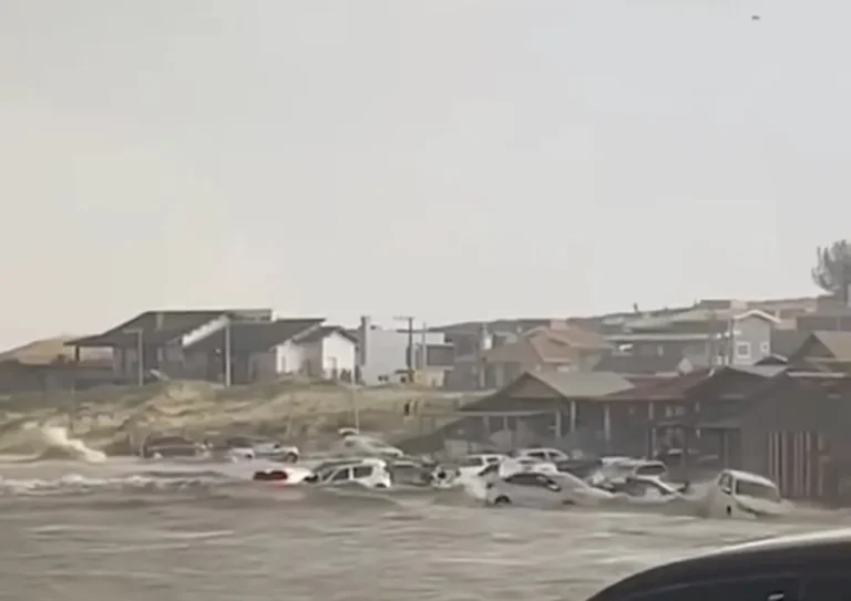 Carros boiando durante tsunami meteorológico em Laguna — Foto: Reprodução