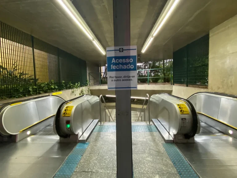 Papel informa que estação de Metrô em SP está fechada por conta da greve — Foto: Celso Tavares/g1