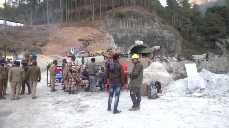 Trabalhadores indianos presos em túnel só serão resgatados no Natal (Foto: Reprodução)