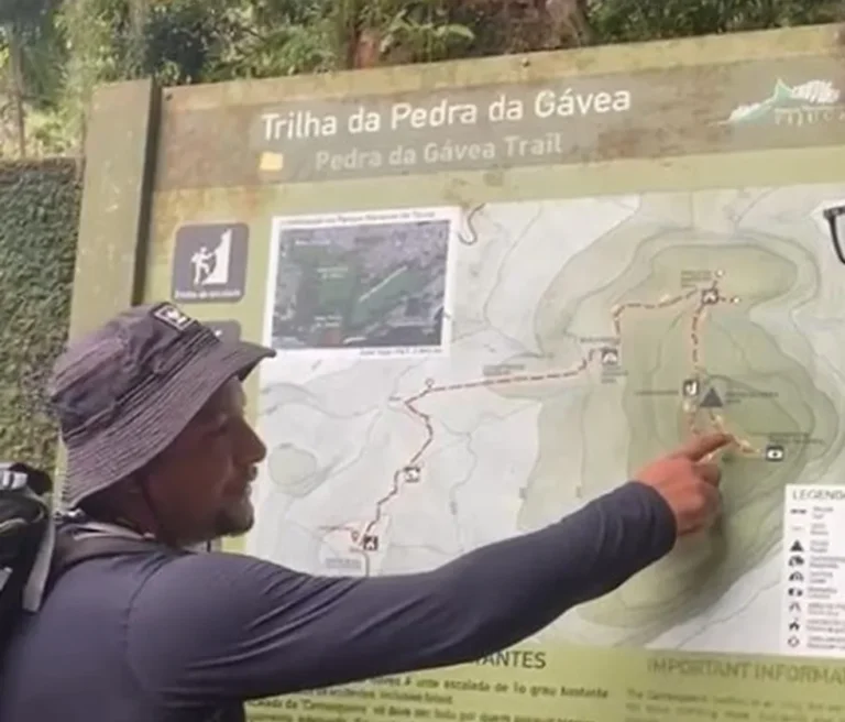 Leilson momentos antes de guiar o grupo para a Pedra na Gávea — Foto: Reprodução