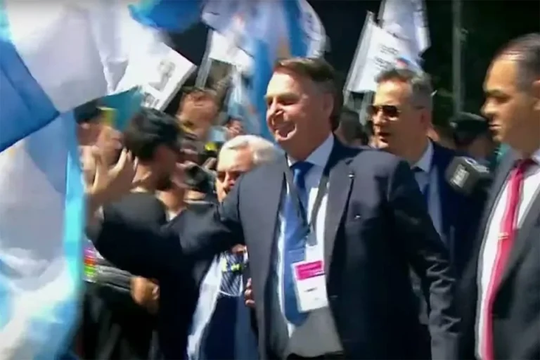 Bolsonaro é fortemente aplaudido ao chegar para posse de Milei (Foto: Reprodução)