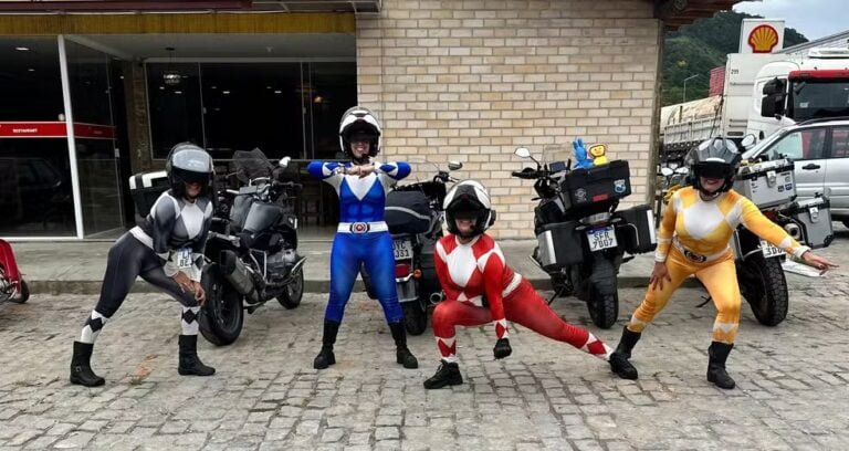 Amigas capixabas viajam de moto vestidas de 'Power Rangers' (Foto: Reprodução)