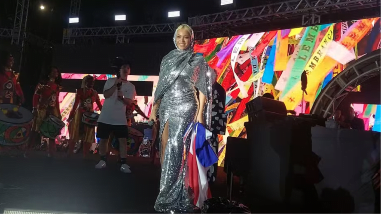 Beyoncé subiu ao palco vestindo uma roupa prateada e com uma bandeira da Bahia (foto: reprodução)
