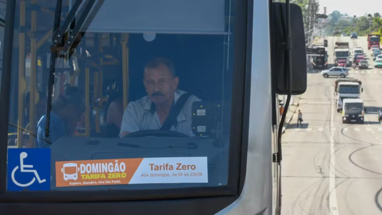 Passageiros pegam ônibus em ponto da Zona Leste da capital paulista; tarifa zero passa a valer neste domingo — Foto: Edi Sousa/Ato Press/Estadão Conteúdo