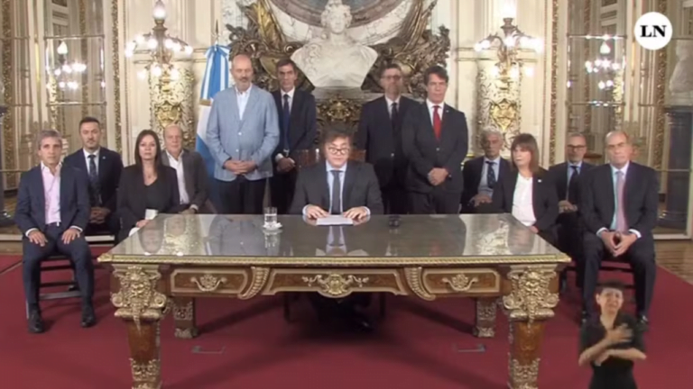 Javier Milei reúne ministros na Casa Rosada para gravar vídeo em que anuncia 'megadecreto' para desregulamentar economia — Foto: Reprodução/La Nación