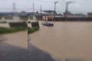 Rua alagada no Rio de Janeiro (foto: reprodução)