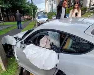 Motorista confunde pedal, acelera e destrói Porsche (Foto: Reprodução)