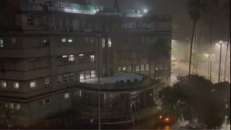 Fachada do Hospital de Pronto Socorro de Porto Alegre, atingido por temporal — Foto: RBS TV/Reprodução
