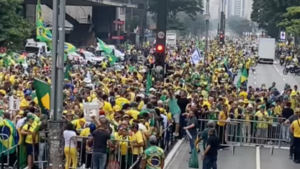 Manifestantes começam a encher av. Paulista para ato de Bolsonaro (Foto: Reprodução)