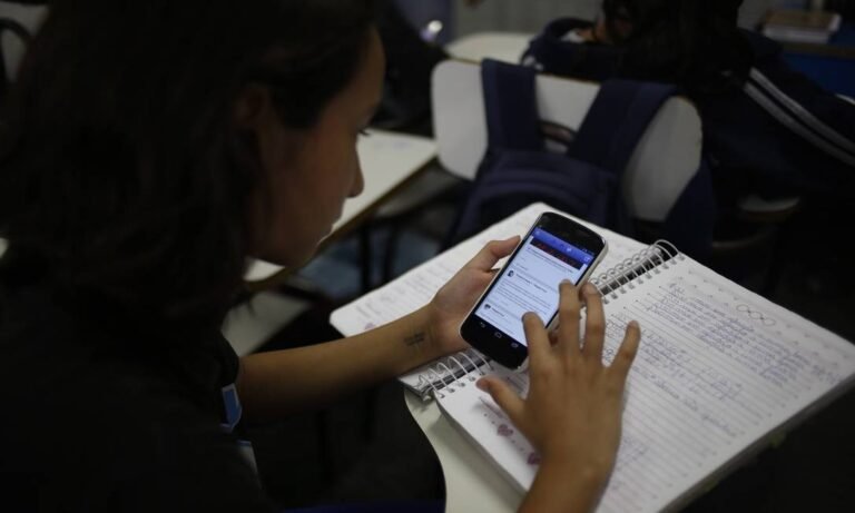 Uso de celular nas escolas municipais fica proibido no Rio (foto: reprodução)