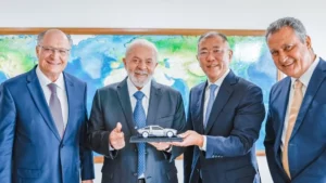 Alckmin, Lula e Eui-sun Chung, presidente do grupo Hyundai (foto: Reprodução/Ricardo Stuckert)