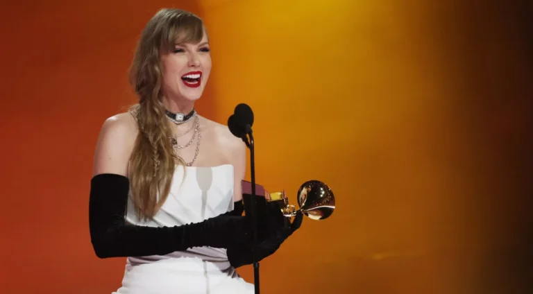Taylor Swift recebe o prêmio de Melhor Álbum Pop Vocal por “Midnights” no palco durante o 66ª edição do Grammy Awards em 2024 Kevin Mazur/Getty Images for The Recording Academy)