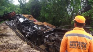 Locomotiva descarrila e tomba em cratera na zona rural de Formiga, em Minas Gerais