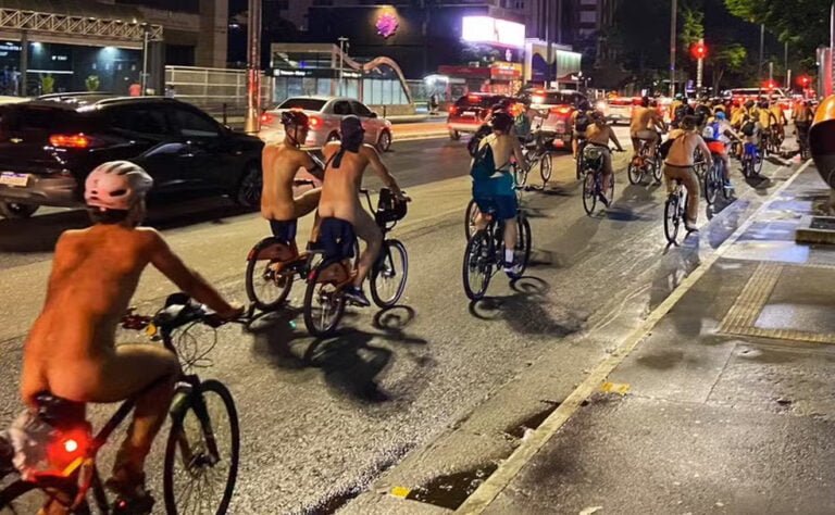 Ciclistas pelados fazem manifestação em SP (Foto: Gabriel Lopes de Paula)