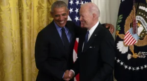 Biden e Obama se cumprimentam na Casa Branca (foto: Leah Millis/Reuters - 05.abr.22)