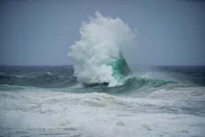 Marinha emite alerta para ondas de até 3 metros (Foto: Reprodução)