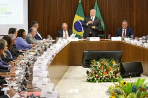 Lula em reunião ministerial (Foto: Marcelo Camargo)