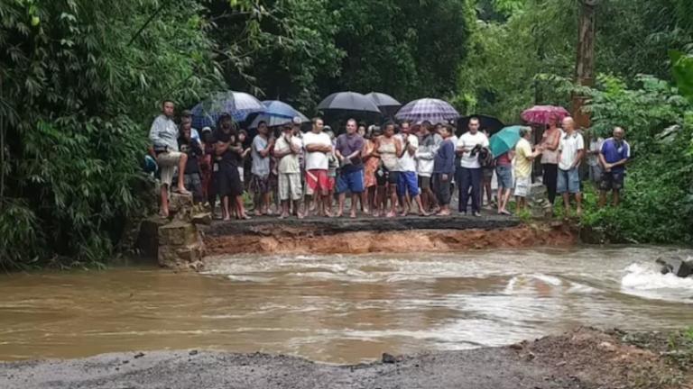 Ponte desaba e moradores ficam ilhados em Ubatuba; ao menos cinco bairros ficaram ilhados (Foto: Divulgação/Defesa Civil do Estado de SP / Estadão)