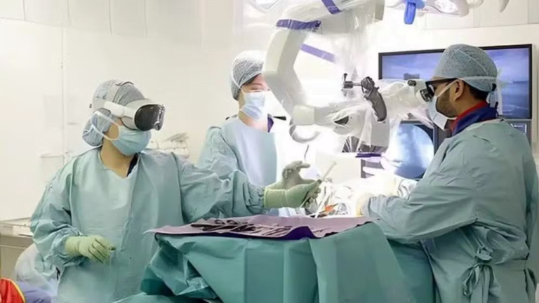 Apple Vision Pro em cirurgia — Foto: Reprodução