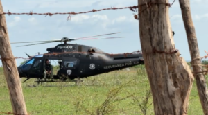Três helicópteros são usados na busca pelos criminosos que fugiram do presídio de segurança máxima, em Mossoró (foto: reprodução)