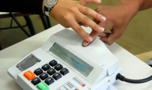 Biometria é usada para identificar eleitores durante as eleições (foto: reprodução)
