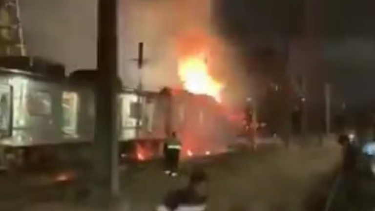 Trem pega fogo em Honório Gurgel — Foto: Reprodução