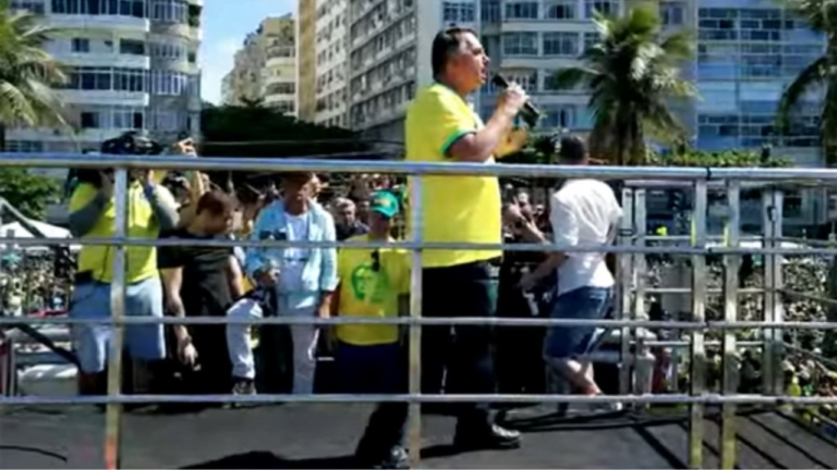 Ex-presidente participou da manifestação com milhares de pessoas em Copacabana (foto: reprodução)