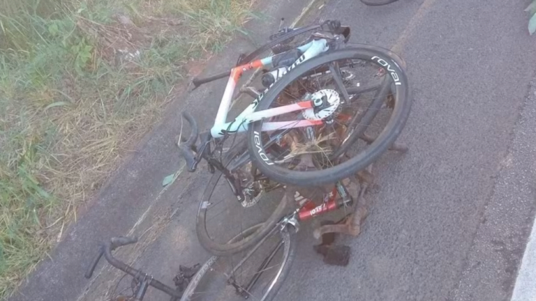 Bicicletas foram atingidas pela van. — Foto: Via 040