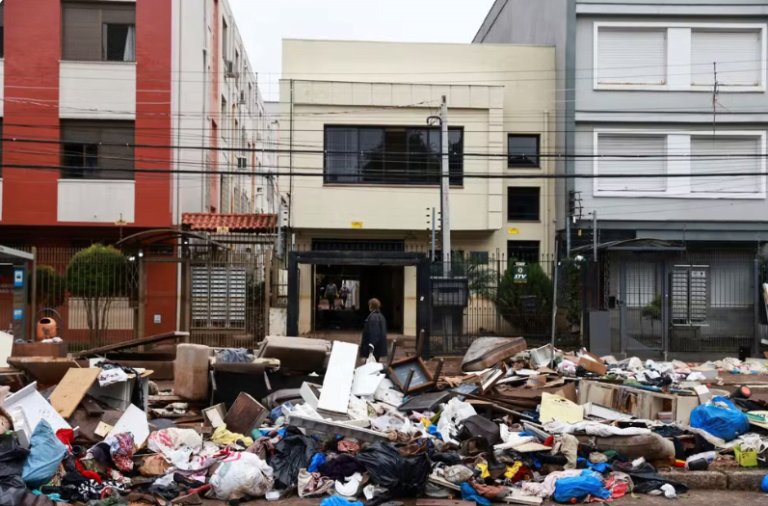 Pilhas de entulho e objetos atingidos pelas enchentes em Porto Alegre (Foto: Diego Vara/Reuters)