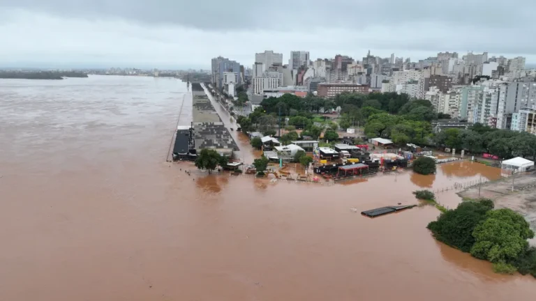 Porto Alegre começa semana com 70% sem água, dique sob risco, escolas fechadas e ruas alagadas (foto: reprodução)