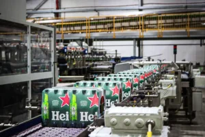 Fábrica da Heineken muda fórmula da cerveja