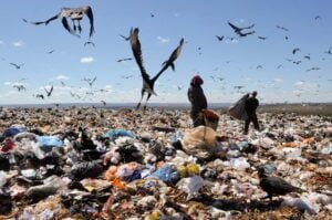 O lixão é uma forma inadequada de disposição de rejeitos, que se caracteriza pelo simples descarte de resíduos sólidos urbanos sobre o solo (foto: reprodução)