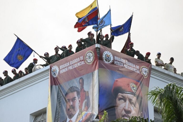 Membros da guarda de honra do presidente venezuelano Nicolás Maduro no telhado do palácio presidencial de Miraflores, em Caracas, em 30 de julho de 2024 (Crédito: RAUL ARBOLEDA / AFP)