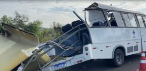 Grave acidente entre ônibus e micro-ônibus do SUS deixa 6 mortos (Foto: Reprodução)