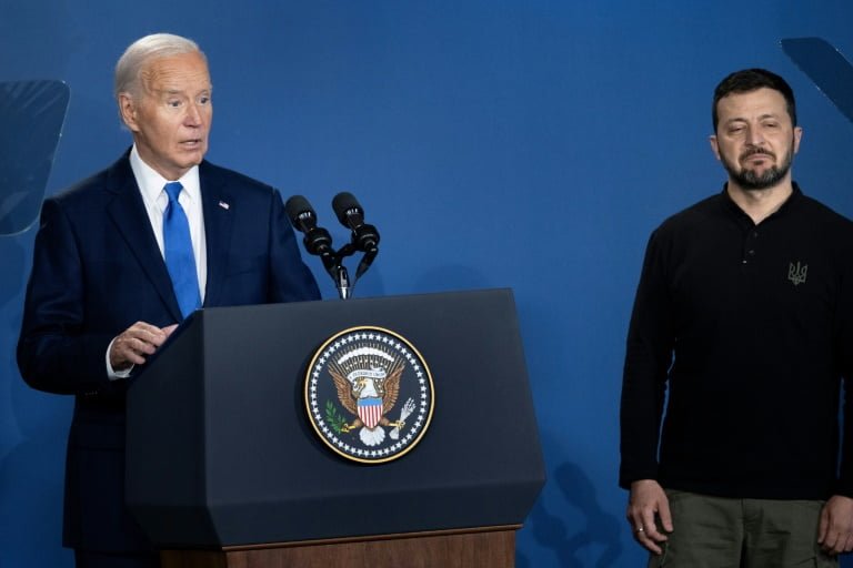 Zelensky (d) reage ao ser apresentado por Biden como Putin (foto: reprodução AFP)