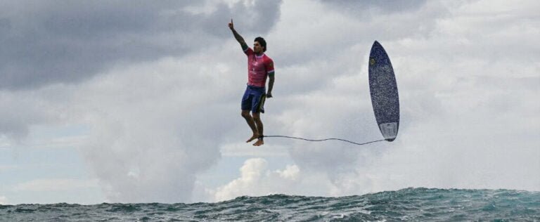 Gabriel Medina em ação nos Jogos Olímpicos de Paris (Crédito: Jerome BROUILLET / AFP)