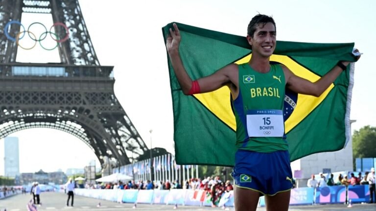 Caio Bonfim conquistou medalha de prata em Paris 2024 (Crédito: Paul ELLIS / AFP)