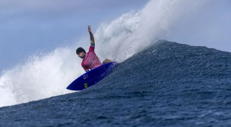 Gabriel Medina na única onda que conseguiu pegar na semifinal (Foto: Sean M. Haffey)