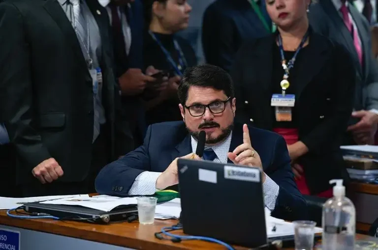 O senador Marcos do Val (Podemos-ES) em reunião da CPMI do 8 de Janeiro. (Edislon Rodrigues/Agência Senado)